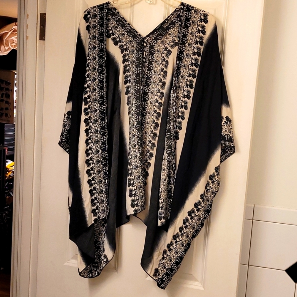 EUC Forever 21 Casual Boho black white floral shawl wrap shrug